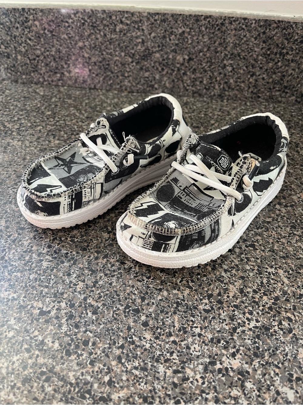 Hey Dude Boys Canvas Graphic Lace-Up Low Top Sneakers Black/White US 11 - Picture 1 of 8
